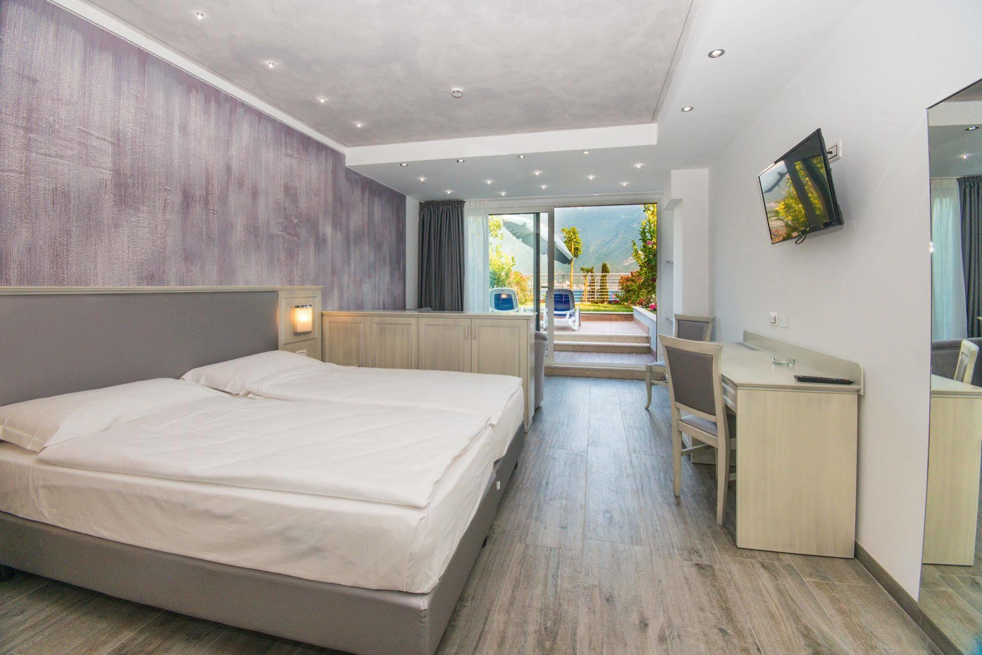 Garda Suite Hotel (Adults Only) ลีโมเนซุลการ์ดา ภายนอก รูปภาพ